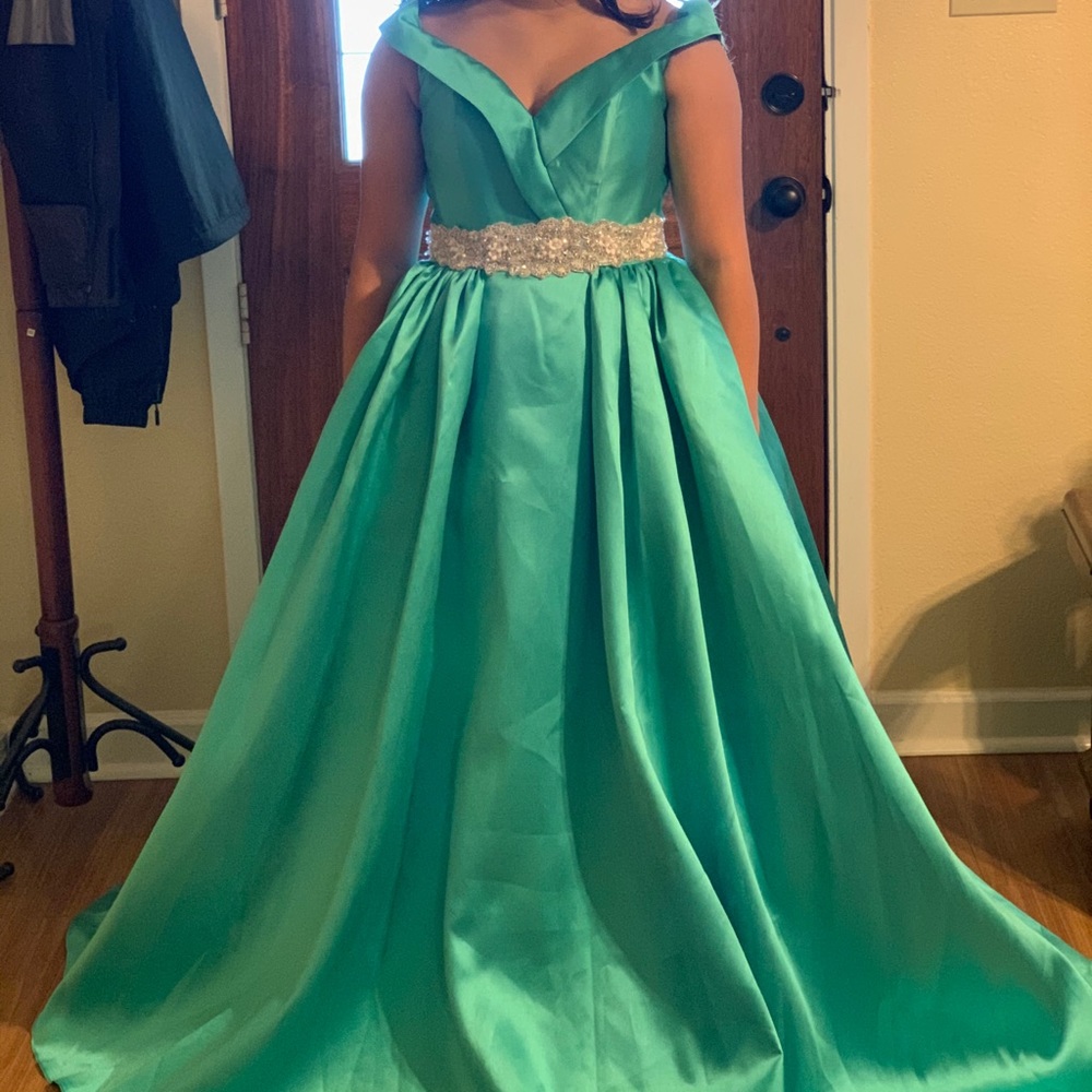 Mac Duggal mint green. DRESS HAS NO BELT!!!!